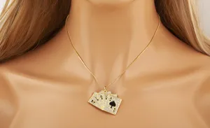 Prachtige 18k vergulde poker kaart hanger ketting sprankelend met prachtige zirkonia stenen.