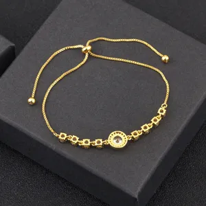 Elegante pulsera de mujer chapada en oro 18k con piedras de circonita cúbica brillante.