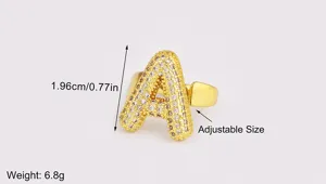 Klobiger goldener Buchstabe A Ring verstellbare Größe mit funkelnden Zirkonia Steinen.