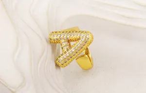 Detailansicht des vergoldeten puffy Buchstaben A Rings mit glitzernden Zirkoniasteinen.