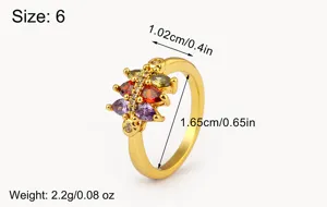 Vergoldeter Ring Detailansicht mit bunten Zirkoniasteinen, elegante Retro-Optik, Größe 6.