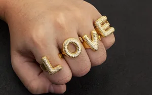 Kupfer 18K vergoldete mollige Ballon-Buchstaben-Ringe mit funkelndem Zirkonia, verstellbar.