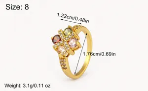 Detailansicht des goldenen offenen Rings Größe 8 mit bunten Zirkoniasteinen und Maßen.