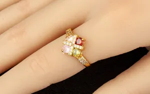 Detailaufnahme des vergoldeten bunten Zirkon offenen Rings, eleganter Vintage Schmuck.