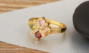 Vergoldeter bunte Zirkonia Kleeblatt Ring Detailansicht, vintage Luxus Stil Damenschmuck.
