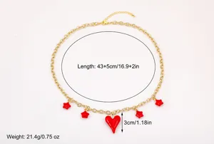 Vergoldete Kette mit roten Emailleherzen und Sternanhängern für Damen und elegante mode.