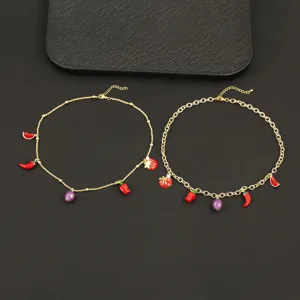Vergoldete Mehrfach-Anhänger Choker Halskette mit süßen Frucht- und Chilielementen.
