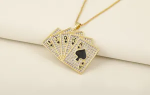 Close-up detail van de vergulde speelkaart hanger ketting met volledige zirkonia stenen.