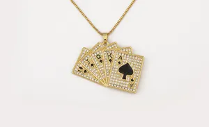 Gedetailleerd overzicht van vergulde pokerkaart hanger ketting met schitterende zirkonia.