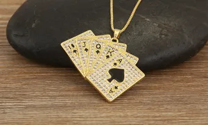 Vergulde poker kaart hanger met schitterende zirkonia stenen en zwarte emaille details.