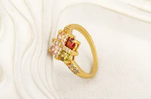 Nahaufnahme eines 18k vergoldeten bunten Zirkonia offenen Rings, edles Design.