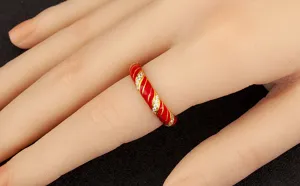 Anillo en espiral chapado en oro con esmalte de color y circonitas micro-engastadas.
