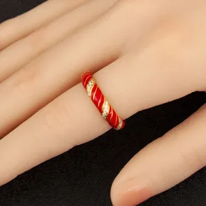 Anillo de Espiral Esmaltado Rojo Dorado Lujoso con Circonita Vista Principal Producto