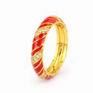 Anillo en espiral esmaltado rojo dorado con circonita microengastada estilo elegante chic