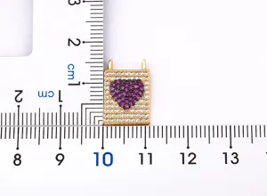 Vue détaillée du magnifique pendentif serrure cœur en zircone colorée plaqué or en cuivre.