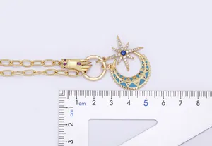 Collana con ciondolo stella luna placcata oro girocollo geometrico in zircone vista di dettaglio.