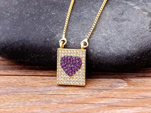 Collier chaîne boîte plaqué or avec pendentif rectangulaire pavé de zircons et cœur violet.