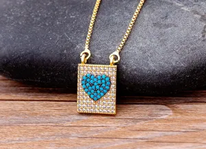 Collier clavicle plaqué or exquis avec pendentif cadenas cœur en zircone étincelant.