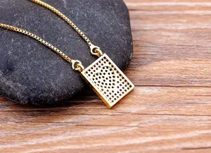 Détail exquis de pendentif cœur en zircon doré, élégant collier ras du cou de mode femme.