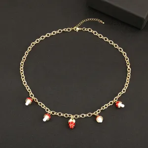Vergoldete Halskette mit süßen Erdbeeren und Pilz Anhängern für Damen Mode Alltag tragen.
