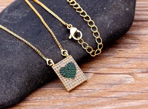 Collier chaîne plaqué or avec pendentif rectangle, oxydes de zirconium et cœur vert.