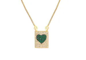 Chaîne de clavicule plaquée or exquise avec pendentif rectangulaire en zircon cœur vert.