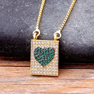 Collier pendentif cœur carré plaqué or avec des pierres zircone cubique brillantes.