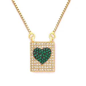 Collier pendentif rectangulaire plaqué or avec cœur en zircone cubique blanc et vert étincelant.