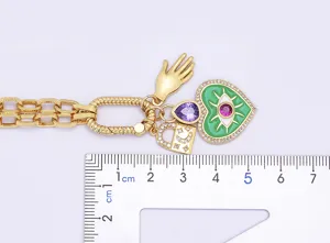 Collana con ciondoli placcata in oro con cuore malocchio, mano di Hamsa e zirconi.