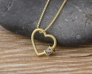Collier pendentif cœur plaqué or avec fermoir vis et oxydes de zircornium multicolores.