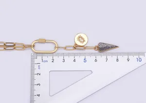 Primo piano dettagliato di una collana con catena placcata in oro e ciondoli.