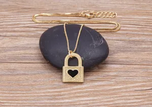 Collier plaqué or avec cadenas en cœur émaillé noir, bijou élégant de chaîne de clavicule.