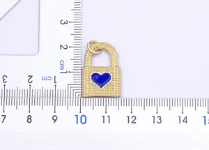 Collier pendentif serrure cœur plaqué or 18k émail, bijoux style rétro et élégant.