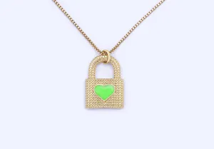 Exquise collier cadenas plaqué or 18k avec pendentif cœur en émail vert néon et fine chaîne.