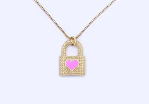 Vue rapprochée détaillée du collier pendentif cadenas plaqué or avec émail cœur rose.