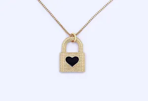 Détail collier cadenas perlé plaqué or, pendentif cœur noir rétro, élégante chaîne de clavicule.