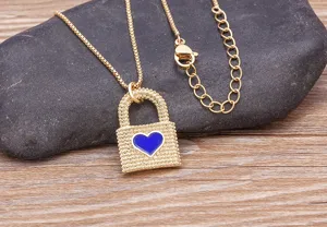 Vue détaillée du collier pendentif cadenas cœur plaqué or avec motif émail bleu.