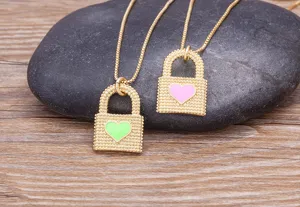 Collier avec cadenas en coeur plaque or 18k avec pendentif email rose et vert pour femmes