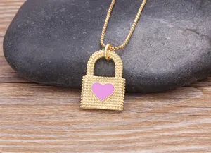 Collier Pendentif Cadenas Cœur Plaqué Or Avec Émail Rose Et Détails De Perles Pour Femme
