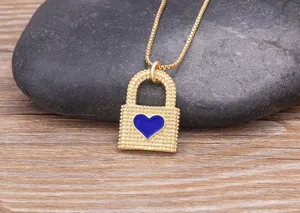 Collier pendentif cadenas cœur doré vue de détail élégant avec design en émail bleu.