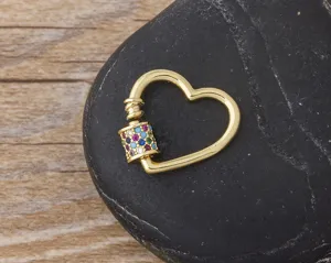 Fermoir à vis en forme de cœur plaqué or avec zircons colorés pour collier DIY détail.