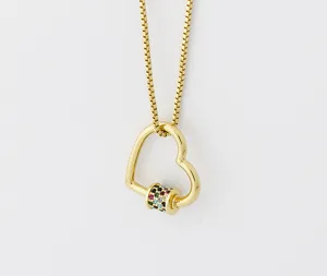 Vue détaillée du collier pendentif cœur cadenas à vis multicolore plaqué or 18K.