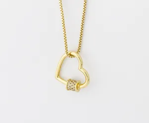 Gros plan détail du collier pendentif cadenas cœur plaqué or 18k avec pavé zircone.
