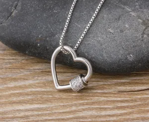 Vue détaillée d'un collier pendentif cœur avec fermoir vis et oxydes de zirconium argent.
