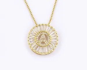 Primo piano dettagliato di una collana con ciondolo lettera A in oro con cristalli di zirconia cubica.