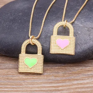 Magnifique collier cadenas doré avec pendentifs cœur en émail rose et vert brillant.