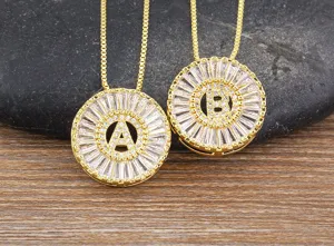 Collana con ciondolo a lettera iniziale rotonda placcata in oro con zirconi cubici.