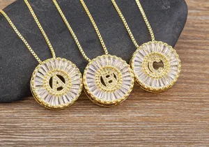 Collana con ciondolo a lettera in zircone rotondo placcato oro, elegante gioiello donna.