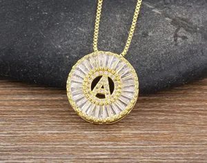 Squisita collana con ciondolo lettera A rotonda placcata in oro scintillante di zirconi.