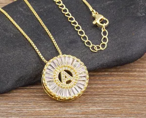 Collana con ciondolo a lettera A rotonda dorata con pietre di zircone cubico brillanti.